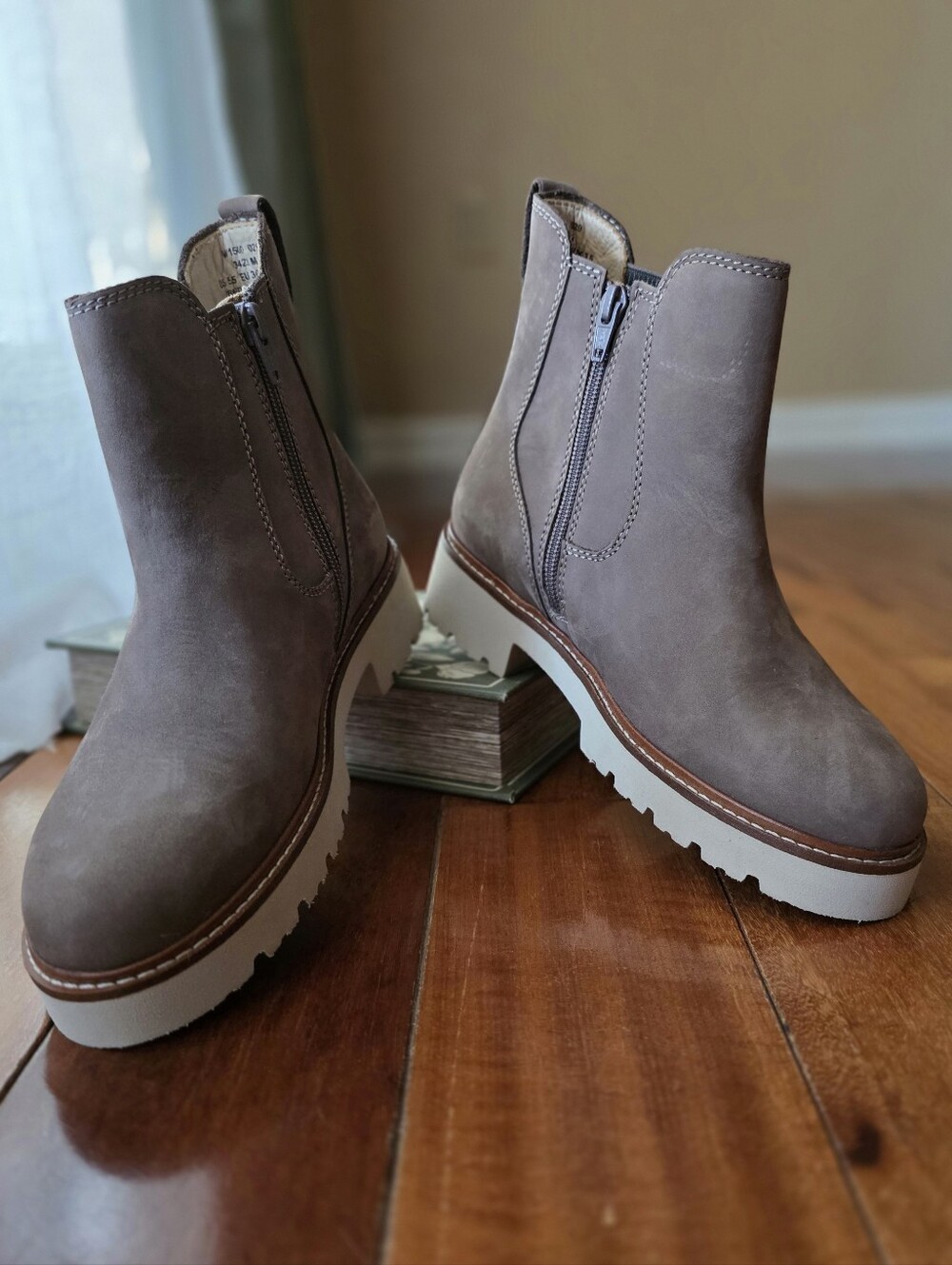 Samuel Hubbard Van Ness Taupe Nubuck Chelsea Boots Lug Sole Portugal Size 5.5